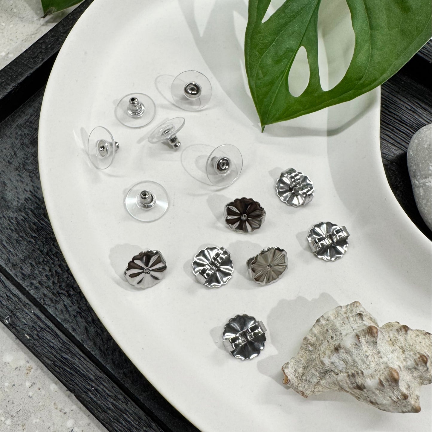 Isot nappikorvakorujen taustat varaosa.