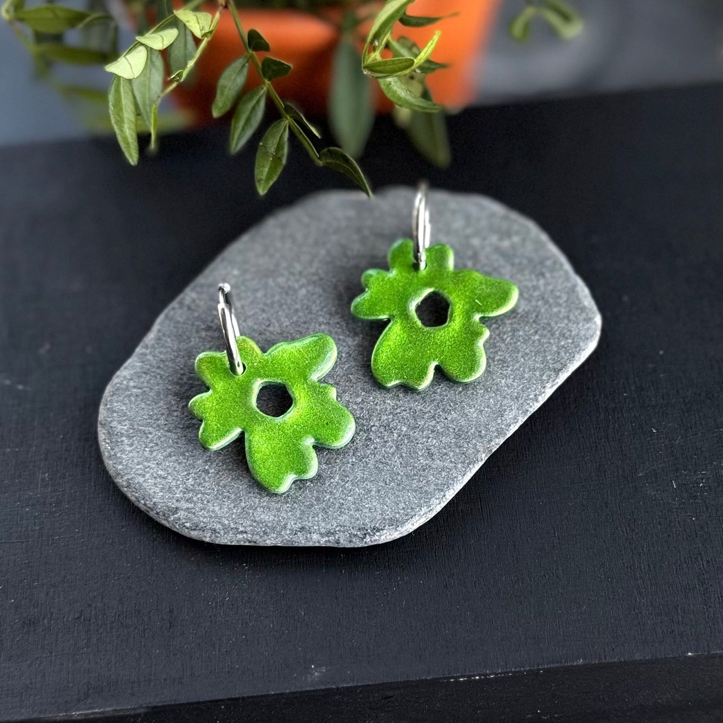 Retrokukka Glitter -korvakorut ⎮ Eri värejä