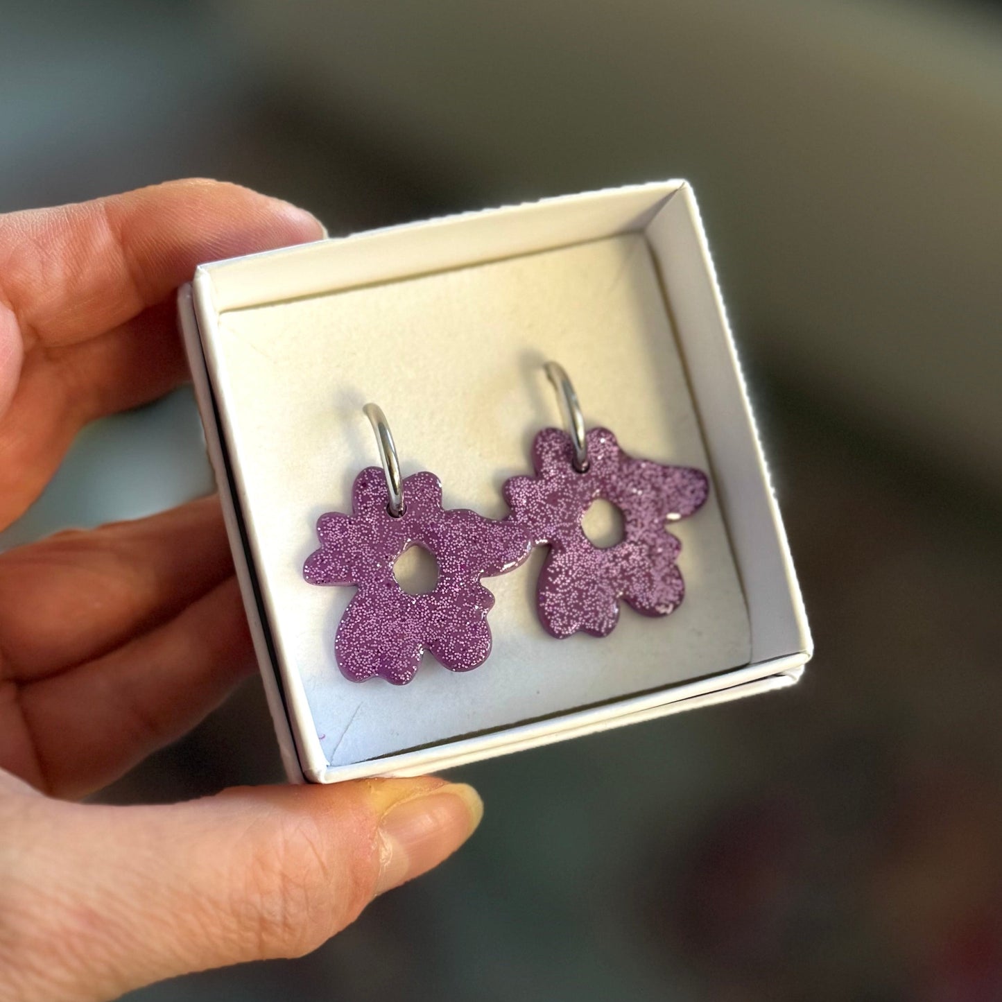 Retrokukka Glitter -korvakorut ⎮ Eri värejä