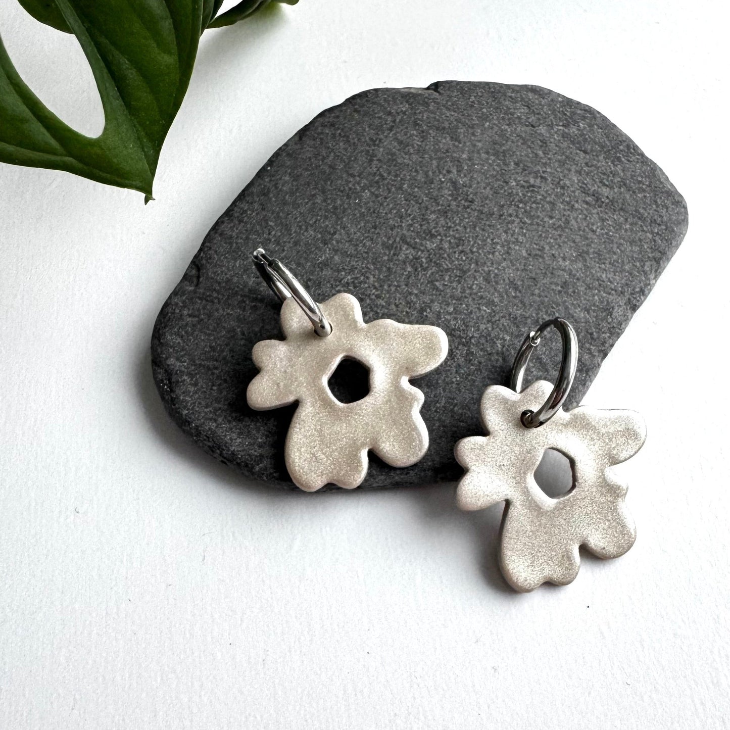 Retrokukka Glitter -korvakorut ⎮ Eri värejä