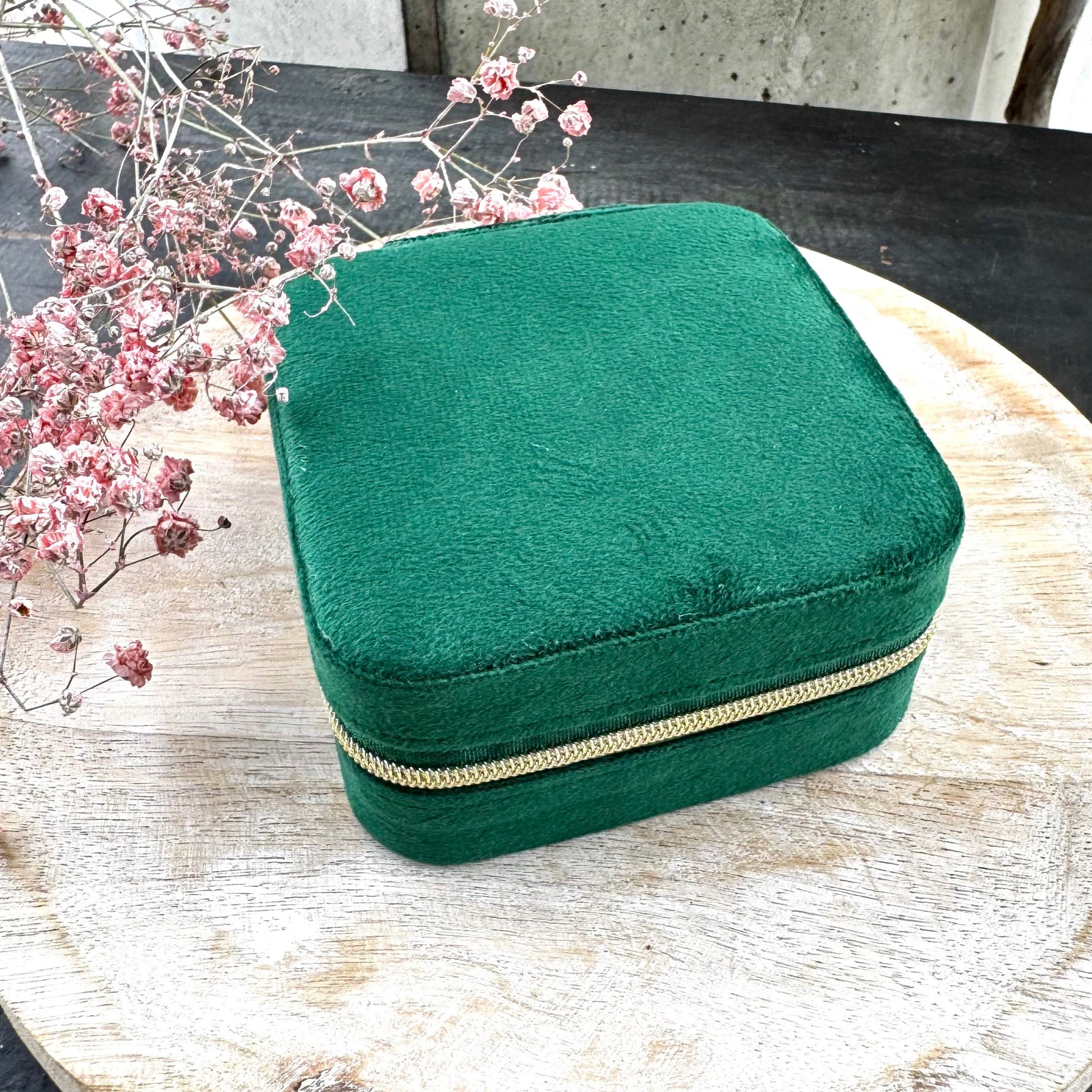 Tummanvihreä samettipintainen matkakorurasia. 