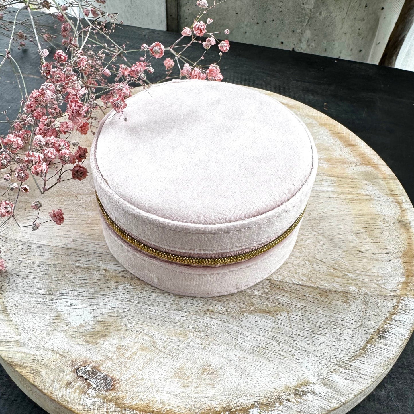Vaaleanpunainen, veluuripintainen korurasia matkalle. Pyöreä, n. 10 cm halkaisijaltaan.
