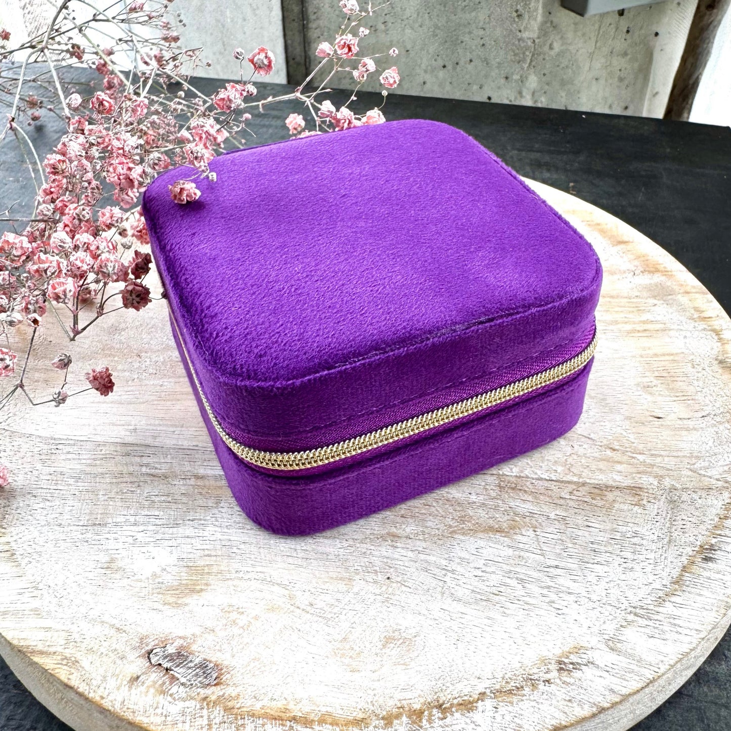 Samettipintainen violetti korurasia matkalle. Korusi säilyvät järjestyksessä matka- tai käsilaukussa.