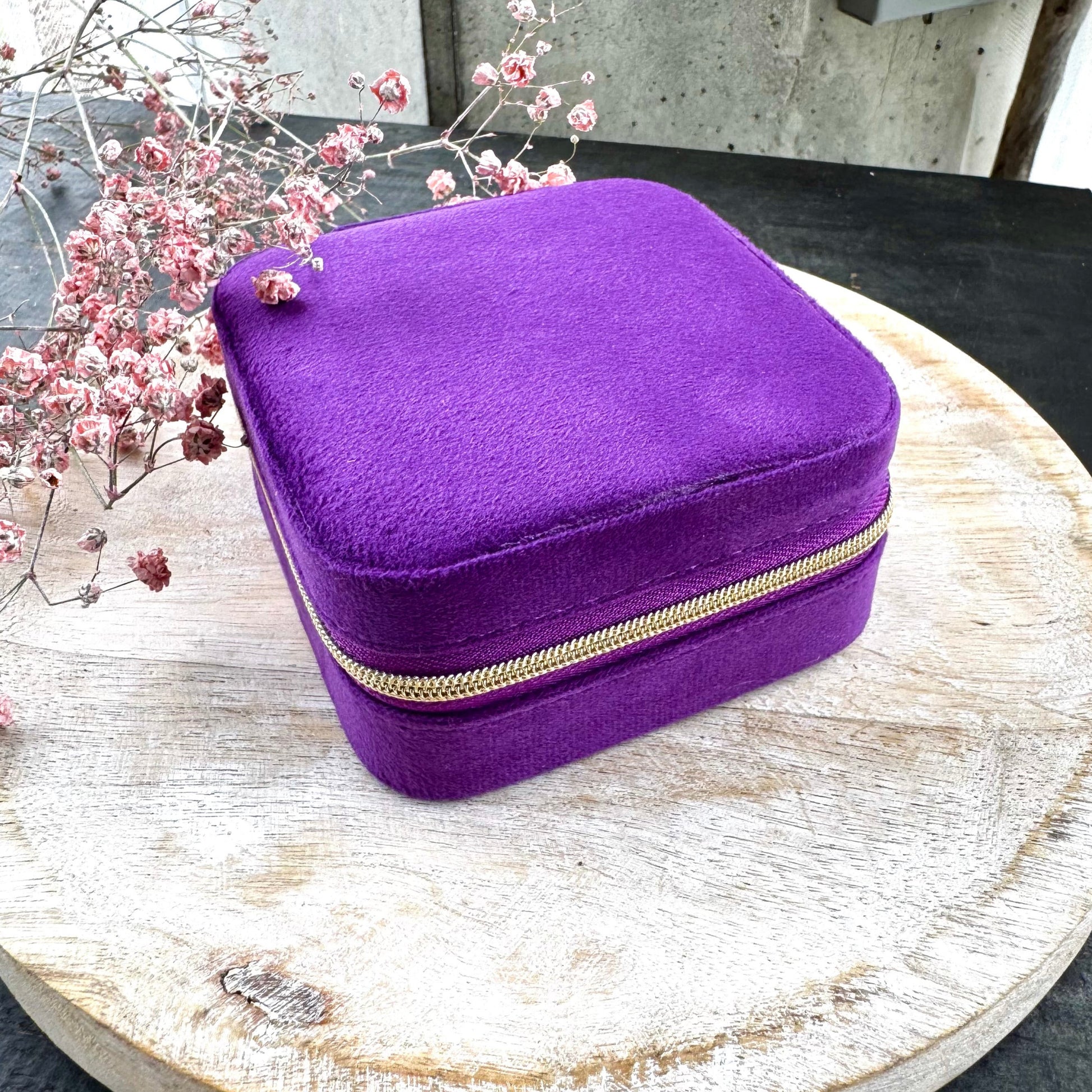Samettipintainen violetti korurasia matkalle. Korusi säilyvät järjestyksessä matka- tai käsilaukussa.