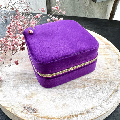 Samettipintainen violetti korurasia matkalle. Korusi säilyvät järjestyksessä matka- tai käsilaukussa.