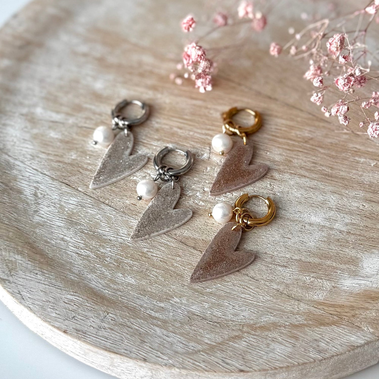 Glittersydänkorvakorut ystävänpäivänä. Makeanvedenhelmi ja huggie-rengas.